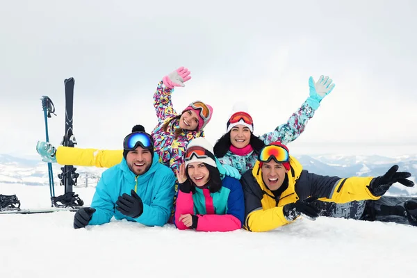 Skupina Přátel Vybavením Zasněžených Horách Zimní Dovolená — Stock fotografie