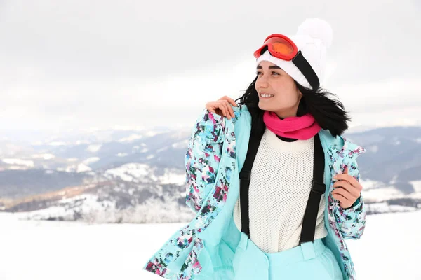 눈덮인 언덕에 아름다운 여인의 — 스톡 사진