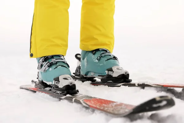 Ung Kvinna Skidåkning Snöig Kulle Närbild Vintersemester — Stockfoto