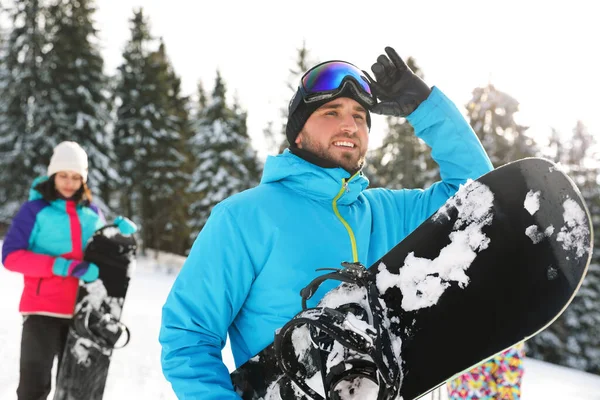 Jovem Snowboarder Com Amigos Montanhas Nevadas Férias Inverno — Fotografia de Stock