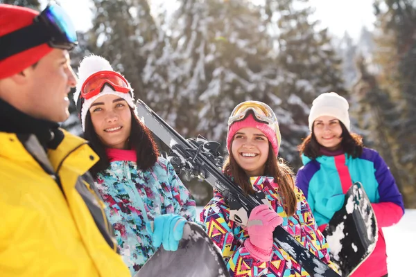 Gruppo Amici Con Attrezzatura Sulle Montagne Innevate Vacanze Invernali — Foto Stock
