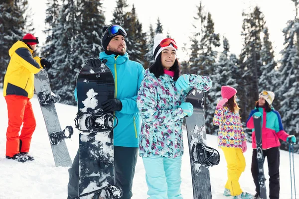 Casal Feliz Com Equipamento Estação Esqui Férias Inverno — Fotografia de Stock