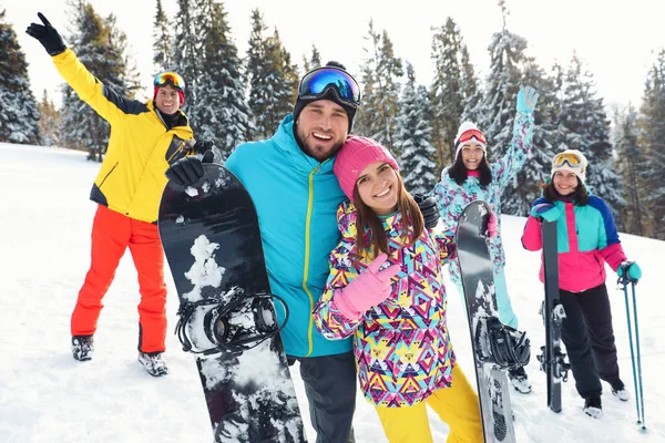 Casal Feliz Com Amigos Encosta Nevada Férias Inverno — Fotografia de Stock