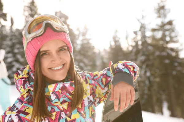 雪坡上有雪板的年轻女子 — 图库照片