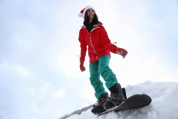 Jeune Snowboarder Portant Chapeau Père Noël Sur Une Colline Enneigée — Photo