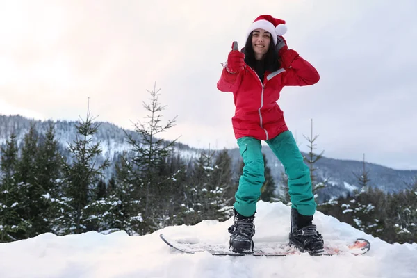 Young Snowboarder Wearing Santa Hat Snowy Hill Winter Vacation — Stock Photo, Image