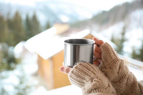 Frau Mit Tasse Leckeren Kaffee Freien Wintermorgen Nahaufnahme — Stockfoto