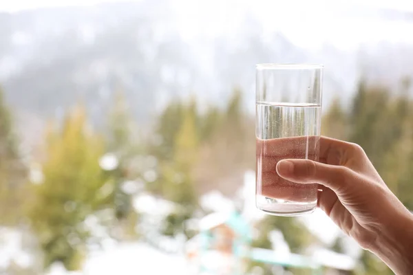 Mujer Sosteniendo Vaso Agua Aire Libre Mañana Invierno Primer Plano — Foto de Stock