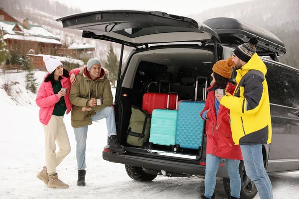 Grupo Amigos Cerca Coche Con Tronco Abierto Carretera Nevada Vacaciones — Foto de Stock