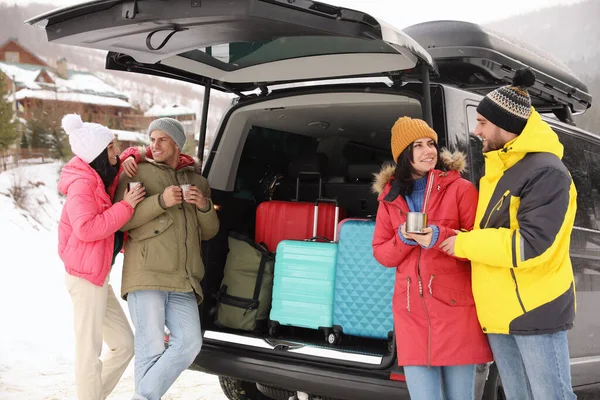 Grupo Amigos Cerca Coche Con Tronco Abierto Carretera Nevada Vacaciones — Foto de Stock