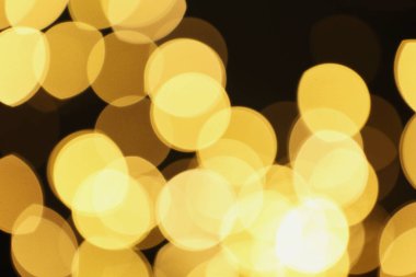 Siyah arkaplandaki güzel ışıkların bulanık görüntüsü. Bokeh etkisi
