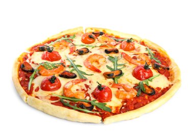 Sıcak, lezzetli deniz ürünleri pizzası, beyaz üzerine izole edilmiş.