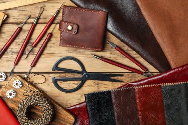 Düz kompozisyon, deri örnekleri ve ahşap masa üzerinde aletler.