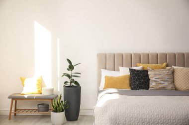 Rahat yatağı olan çağdaş bir oda.