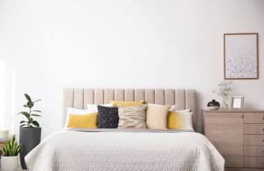 Rahat yatağı olan çağdaş bir oda.