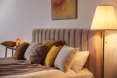 Şık oda içinde yumuşak yastıklı rahat bir yatak.