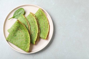 Açık gri mermer masada ıspanaklı krep, üst manzara. Metin için boşluk