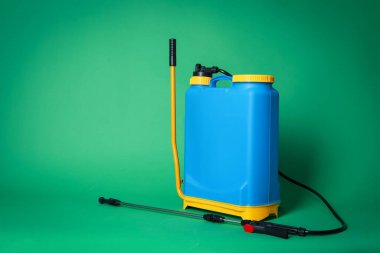 Yeşil arka planda elle böcek ilacı spreyi, metin için boşluk. Haşere kontrolü