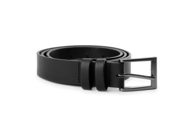 Beyaz üzerine izole edilmiş şık siyah deri kemer.