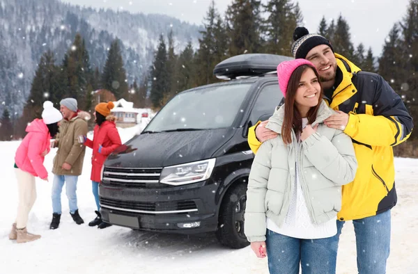 Couple Heureux Leurs Amis Près Voiture Sur Route Enneigée Vacances — Photo