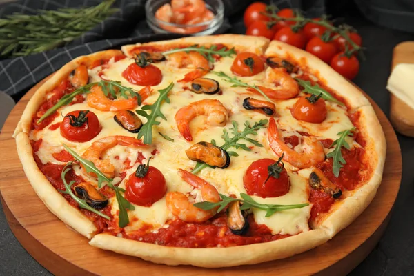 Вкусная Пицца Морепродуктов Черном Столе Крупным Планом — стоковое фото
