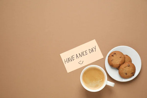 おいしい朝のコーヒー クッキー カードを持っています素敵な一日茶色の背景に願い フラットレイアウト テキストのスペース — ストック写真
