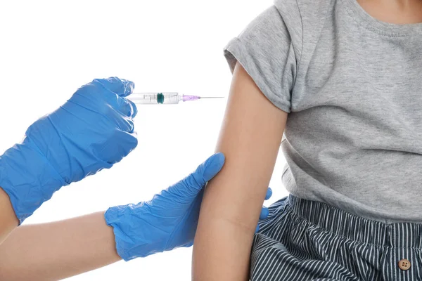 Beyaz Arka Planda Suçiçeği Aşısı Olan Küçük Bir Kız Yakın — Stok fotoğraf