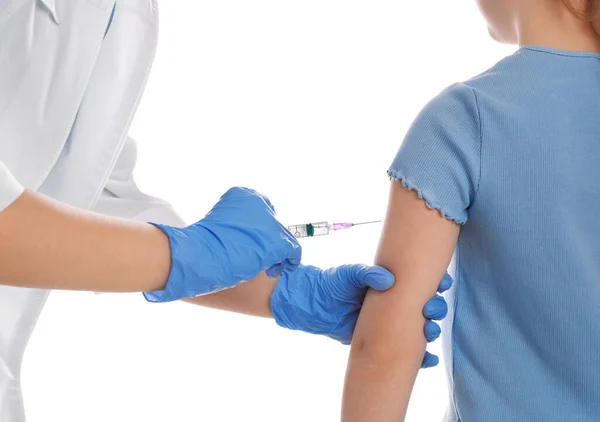Beyaz Arka Planda Suçiçeği Aşısı Olan Küçük Bir Kız Yakın — Stok fotoğraf