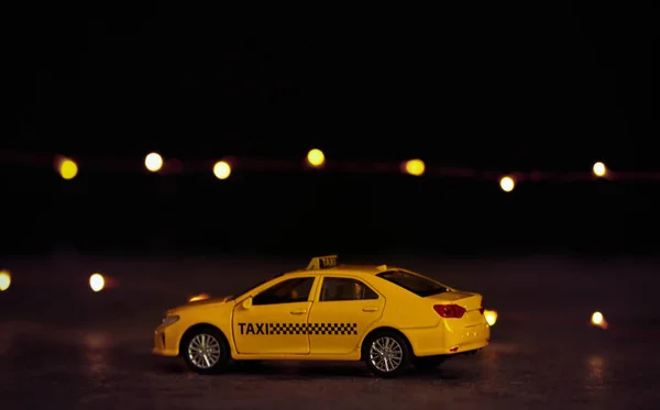 Žlutý Model Taxíku Stole Proti Slavnostním Světlům Efekt Bokeh — Stock fotografie