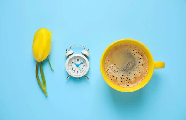 Delizioso Caffè Del Mattino Sveglia Tulipano Sfondo Azzurro Giacimento Piatto — Foto Stock