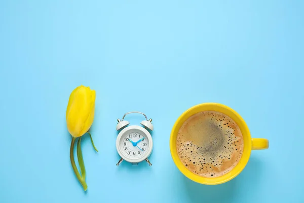 Delizioso Caffè Del Mattino Sveglia Tulipano Sfondo Azzurro Giacimento Piatto — Foto Stock