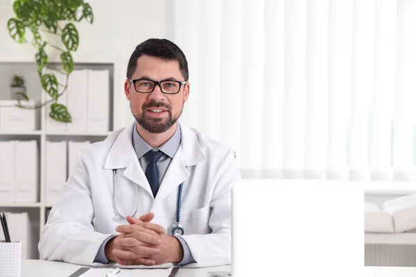 Retrato Médico Masculino Casaco Branco Local Trabalho — Fotografia de Stock