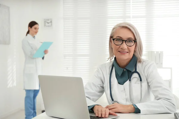 Porträtt Mogen Kvinnlig Läkare Vit Rock Arbetsplatsen — Stockfoto