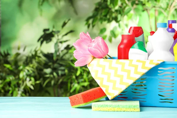 Keranjang Plastik Dengan Bunga Musim Semi Dan Persediaan Pembersih Meja — Stok Foto