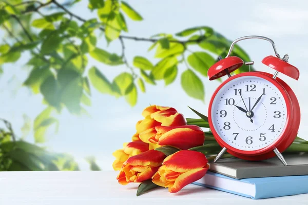 Reloj Despertador Rojo Libros Tulipanes Sobre Mesa Sobre Fondo Borroso — Foto de Stock