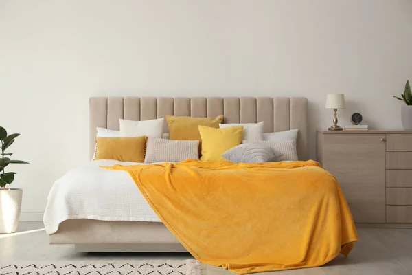 Interior Kamar Tidur Bergaya Dengan Bantal Kuning Lembut Dan Selimut — Stok Foto