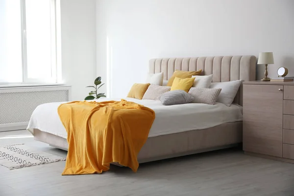 Interior Elegante Quarto Com Almofadas Amarelas Macias Cobertor — Fotografia de Stock