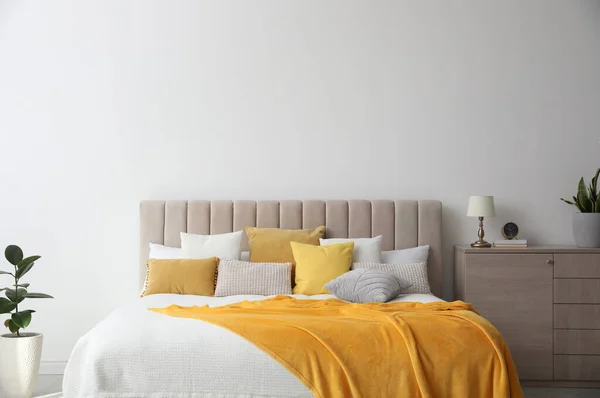 Şık Bir Yatak Odası Yumuşak Sarı Yastıklar Battaniyeler — Stok fotoğraf