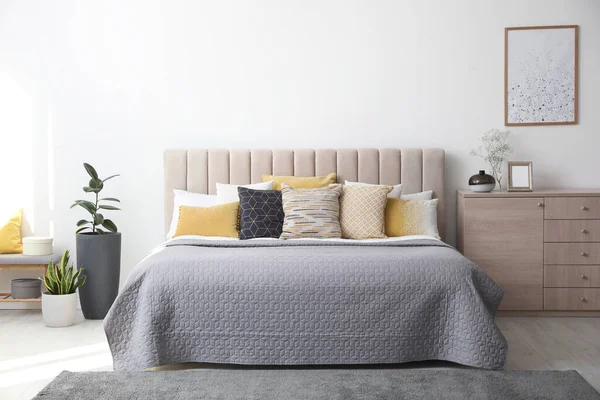 Stijlvol Interieur Van Moderne Kamer Met Comfortabel Bed — Stockfoto