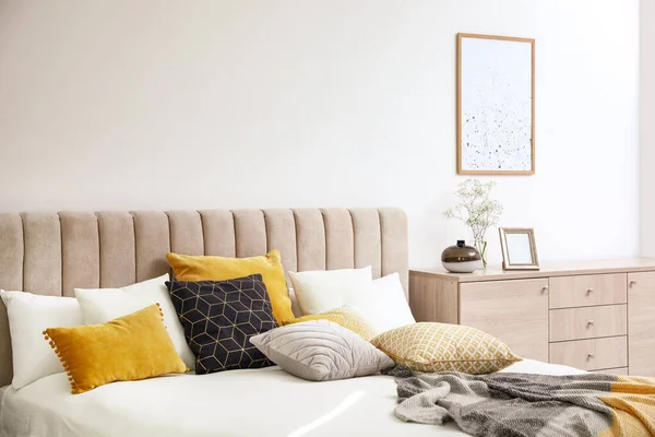 Comfortabel Bed Met Zachte Kussens Stijlvol Interieur — Stockfoto