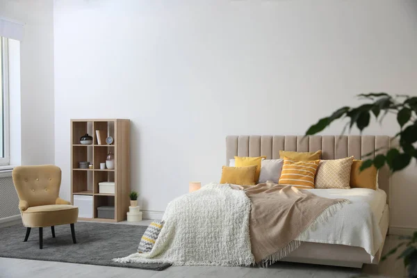 Stijlvol Interieur Van Moderne Kamer Met Comfortabel Bed — Stockfoto