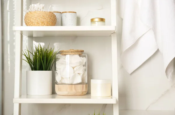 Plankkast Met Toiletartikelen Badkamerinterieur — Stockfoto