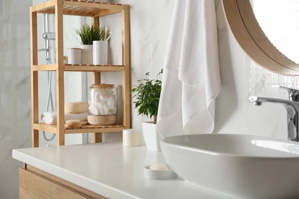 Plankkast Met Toiletartikelen Badkamerinterieur — Stockfoto