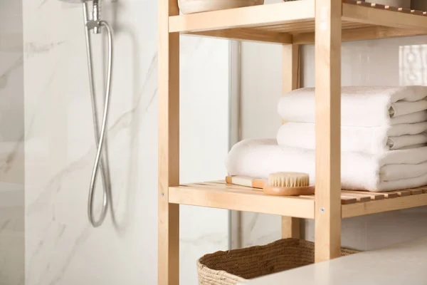 Regał Czystymi Ręcznikami Wnętrzu Łazienki — Zdjęcie stockowe