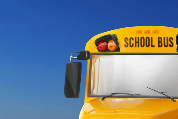 Żółty Szkolny Autobus Niebieskim Tle Zbliżenie Transport Dla Studentów — Zdjęcie stockowe