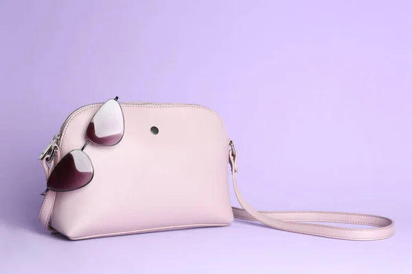 Sac Femme Élégant Lunettes Soleil Sur Fond Lilas Espace Pour — Photo