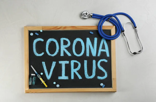 Karton Slovy Corona Virus Stetoskop Světlém Pozadí Plochý Ležel — Stock fotografie