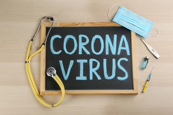 Крейдова Дошка Словами Corona Virus Стетоскопом Дерев Яному Фоні Плоский — стокове фото