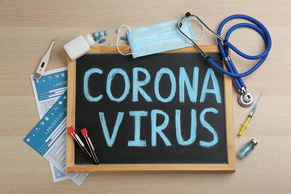 Chalkboard Med Ord Corona Virus Stetoskop Och Läkemedel Trä Bakgrund — Stockfoto