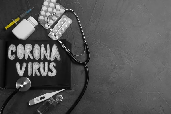 Bloc Notes Avec Mots Corona Virus Stéthoscope Médicaments Sur Fond — Photo